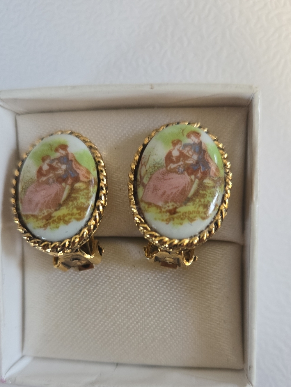 Vintage-Inspired Gold Porcelain Cameo Clip-On Earrings in Pink and Green